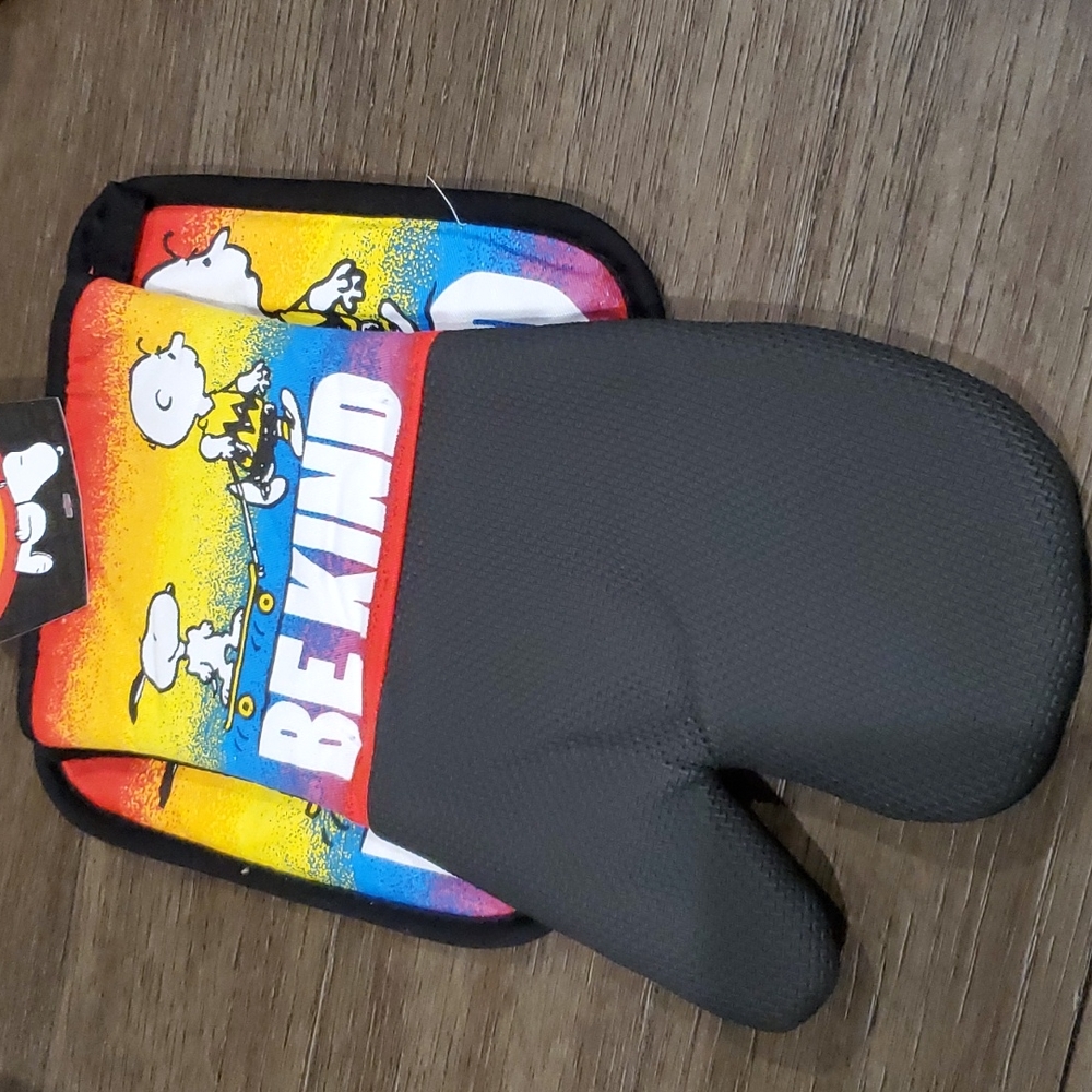 Peanuts BE KIND Oven Mit + Pot Holder Set